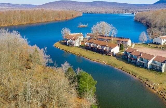 Poconos 2BR Resort Condo in Beech Mountain Lakes