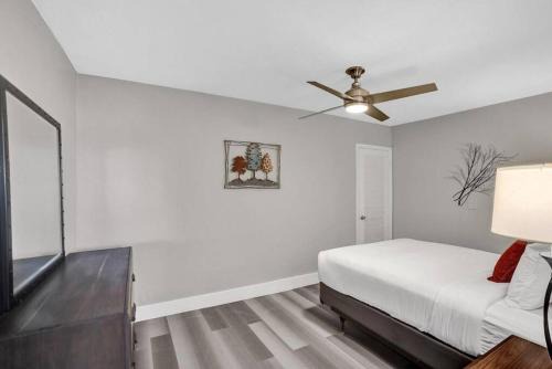 Poinciana Getaway 2BR Apartment Near FLL Airport