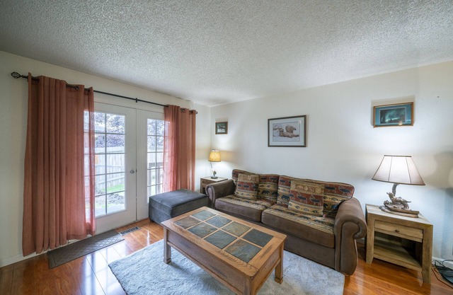 Polar Bear Den - Close to Airport, centrally located W/BBQ ; private entrance