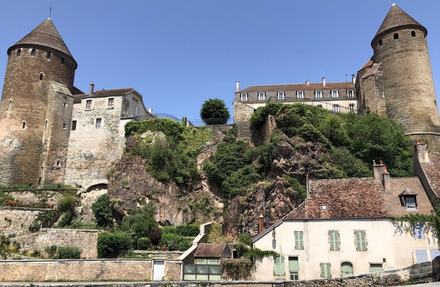Pont Pinard building and its pink granite for 2