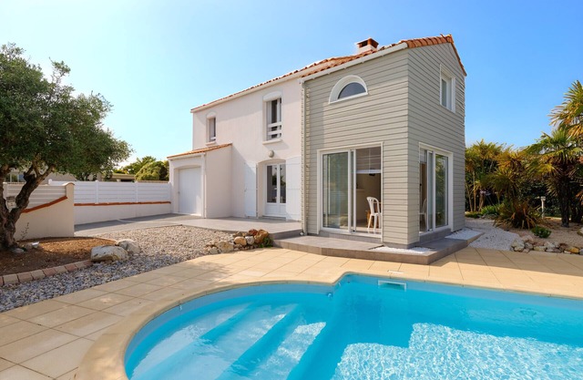 Pool - 250m from the golf course - House for 6