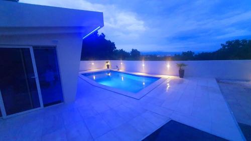 Pool and Jacuzzi Luxury Apartments