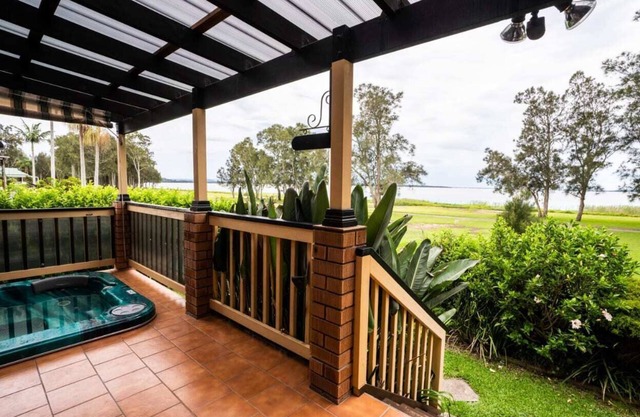 Pool and Spa on the Lakefront - Killarney Vale