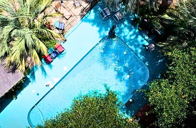 Pool/couples/guest house/fire pit/free parking