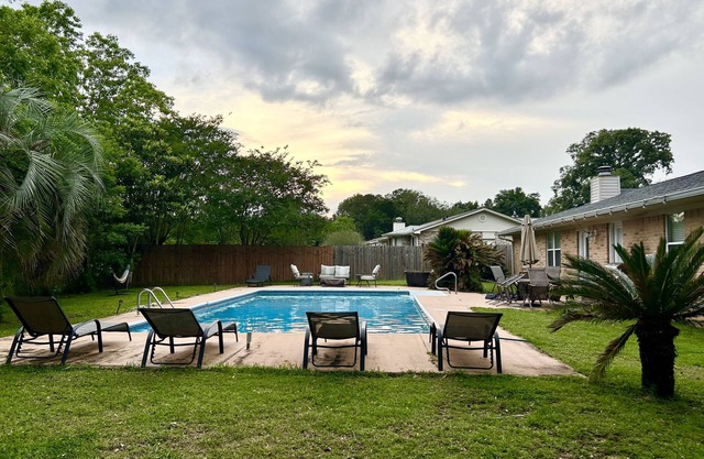 POOL home centrally located in Pensacola near beach, downtown, NAS.
