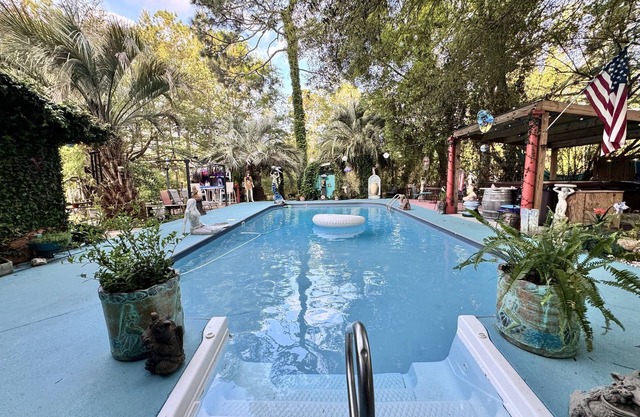 Pool/Hot tub/2 kings/4 adults/guest house/fire pit