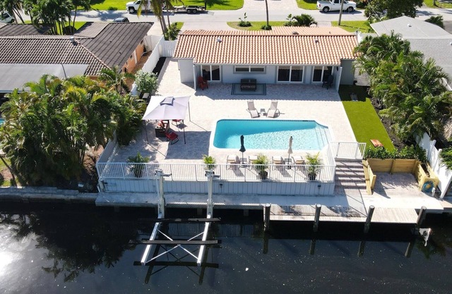 Pool Paradise Retreat 3BR/2BA - 10 min to Beach!