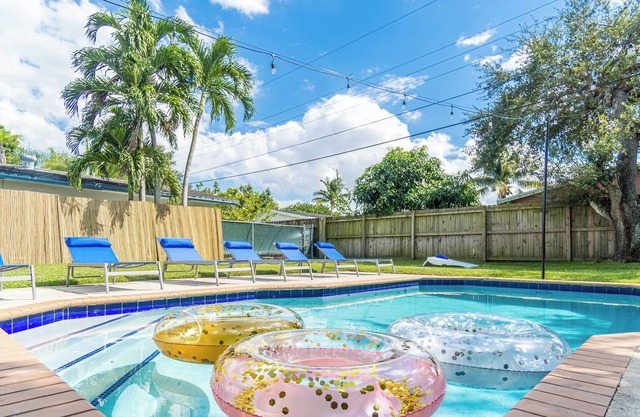 Pool, Patio, Sleeps 8, 3 Bedroom 2 Full Bath, Parking, Keypad Entry, WiFi