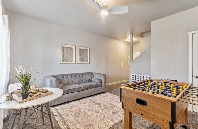 Pool, pickle ball, Pet Friendly! 30+ day welcome!
