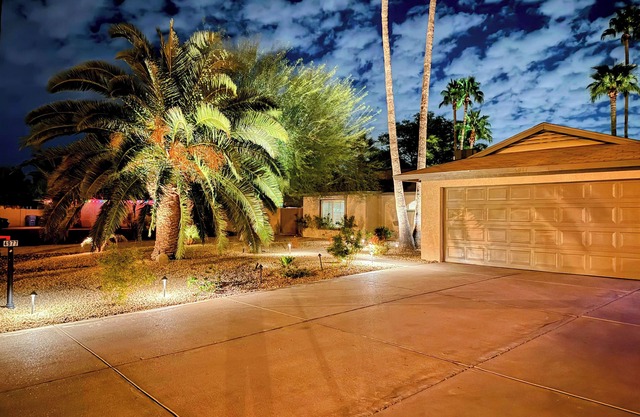 Pool & Putting Green: Central Scottsdale Home!