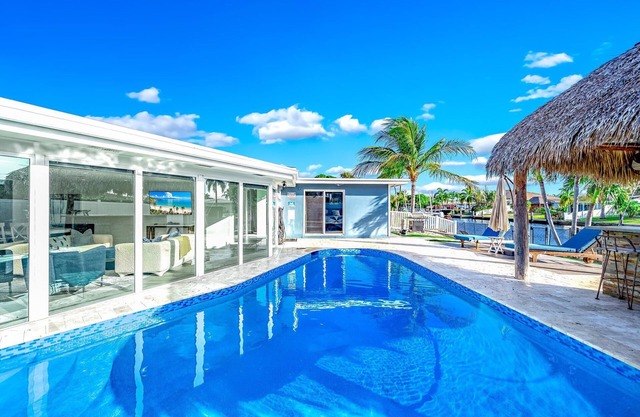 Pool & Waterfront! Tiki Hut+Close To Beach!