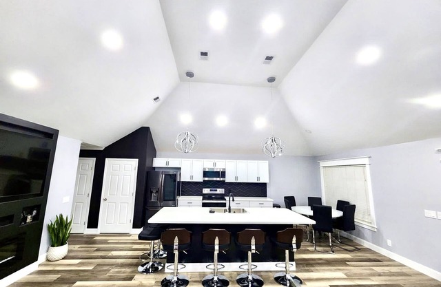 PoolerBnB, Spacious Modern Getaway near Savannah!