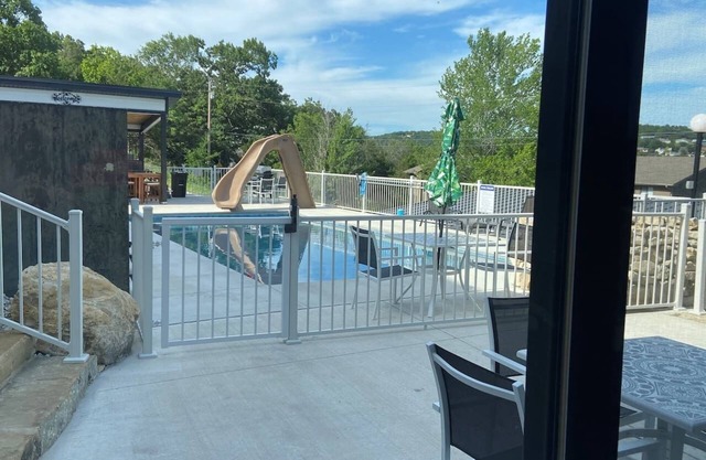 Poolside King Villa-Hot Tub-Waterfalls-Game Room! Steps to Lake & 2 min. to SDC!