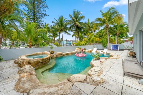 Poolside Paradise Fire Pit, Dock,8 Min To Ocean