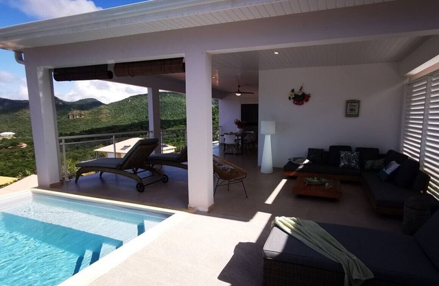 Poolside relaxation at villa Lylo caraibes