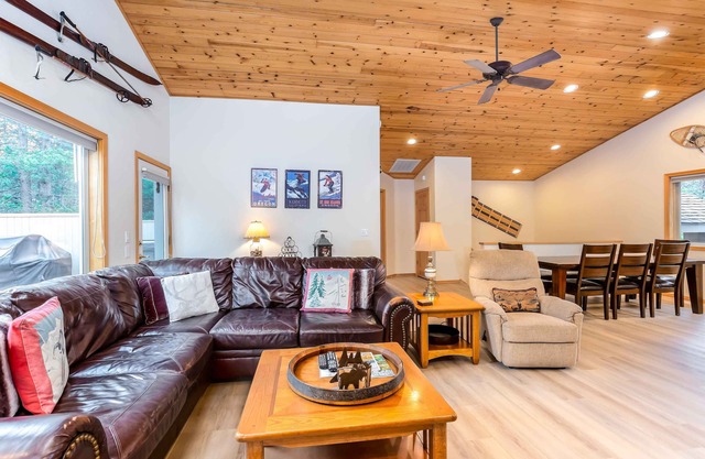 POPL33 - Classic Sunriver Home, Fireplace, A/C, Hot Tub