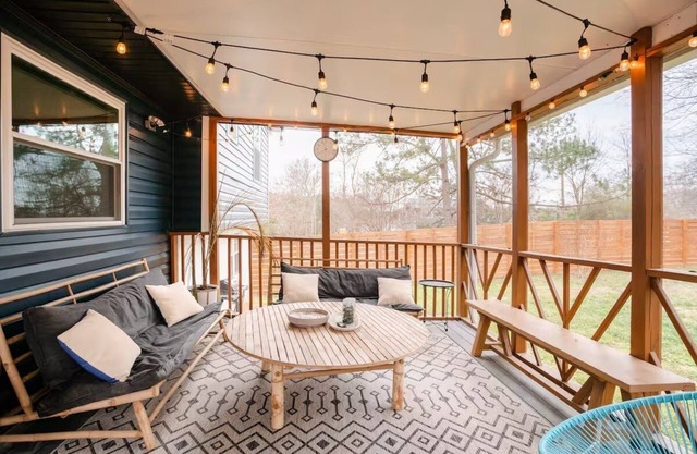 Porch & Yard, Spacious & Cozy, Close to Downtown!