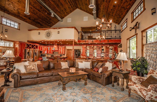 Porter's Tree Haus, Exclusive Private Riverfront @Vacation Frio River "Hot Tub"