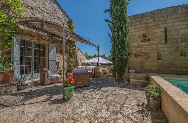 Portes D'Uzes, old bed and breakfast charming residence with swimming pool