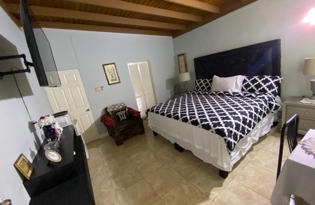 Portmore - Private AFFORDABLE Bedroom - FAN ONLY with Pay Per Use AC OR - FULL AC Choose Standard room or Superior King Accordingly