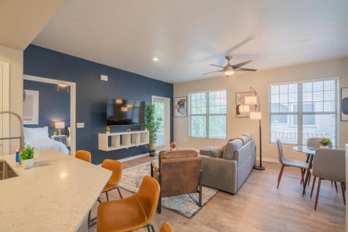 Posh 2BD - Midtown - Gym, Pool, W-D, Parking - Sleeps 8