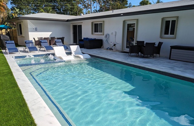 Posh Paradise! Shared Heated Pool, Hot Spa! Minutes to Beach!