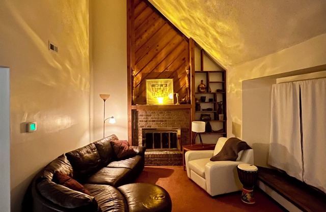 Practical Zen II: 4-bdrm 2-bth 5-bed house in welcoming neighborhood.