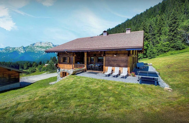 Pralor Le Nova - luxury ski chalet for 8, hot tub & views - OVO Network