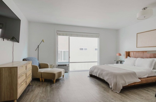 Premium Mid-Wilshire Studio w/Pool, A/C, nr Food & Shops, by Blueground