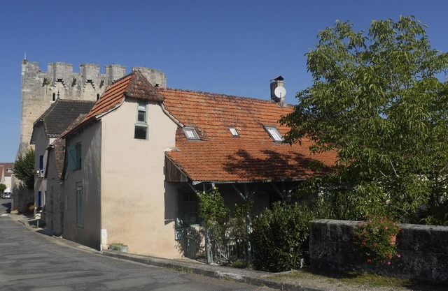 Preserved, authentic house on the edge of a park in a Bastide in the Lot department