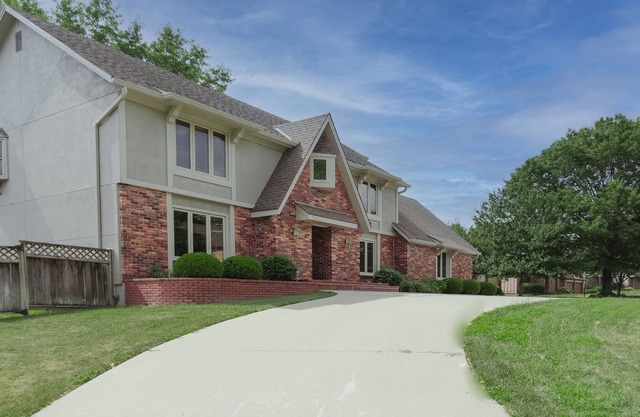 Presidential Home with 1 Gig Wifi / Fenced Yard / Sauna
