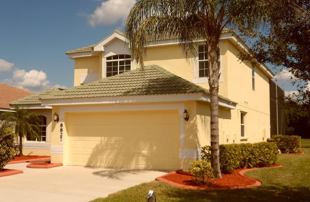 Prestigious Heritage Harbour With Large 32' X 16' Pool And Spa Overlooking Lake
