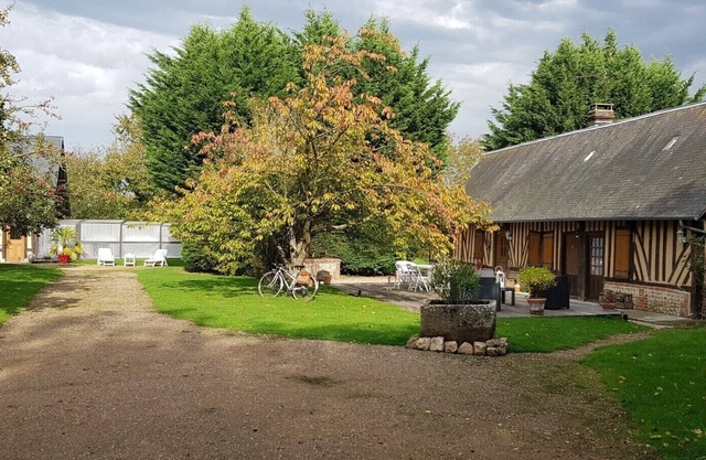 Pretty Norman house with heated and covered swimming pool 30 minutes from Deauville
