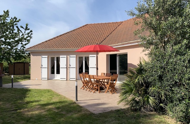 Pretty 126M2 house with garden, close to beaches and leisure center.