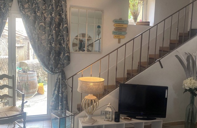 Pretty atypical village house with garden in the heart of Châteauneuf du Pape.