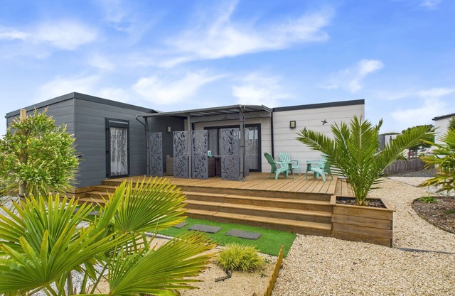 Pretty Chalet for 6- Estate with swimming pool