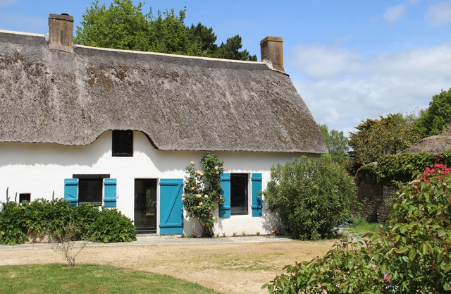 Pretty cottage between land and sea
