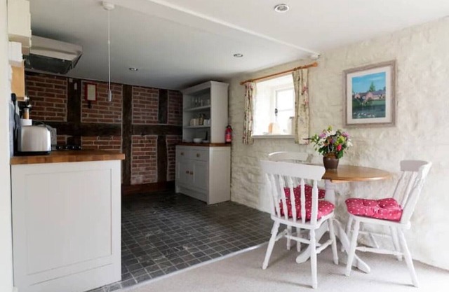 Pretty cottage in idyllic lakeside Wyeside settingn