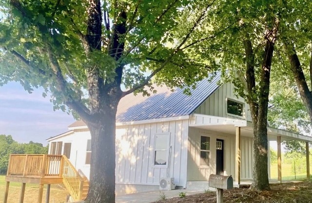 Pretty Cottage Next to Dale Hollow Lake State Park, 1 Mile to Marina and Golf