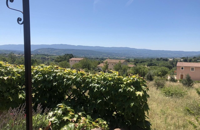 Pretty Provence house with great views and pool, short walk from hilltop village