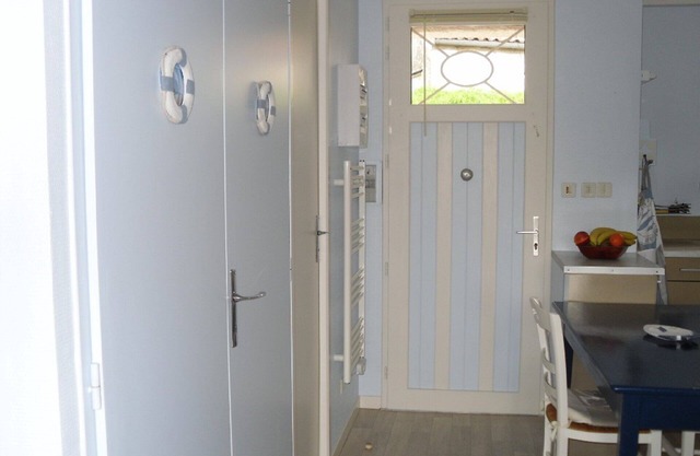 * Pretty holiday home near beaches and shops in residential area