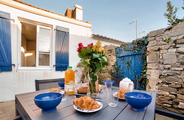 Pretty house with courtyard for 5 people