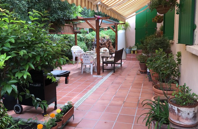 Pretty house with garden, close to the sea, very quiet,