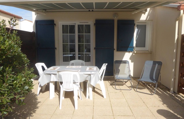 Pretty little house 100m from the beach and shops, with WIFI connection