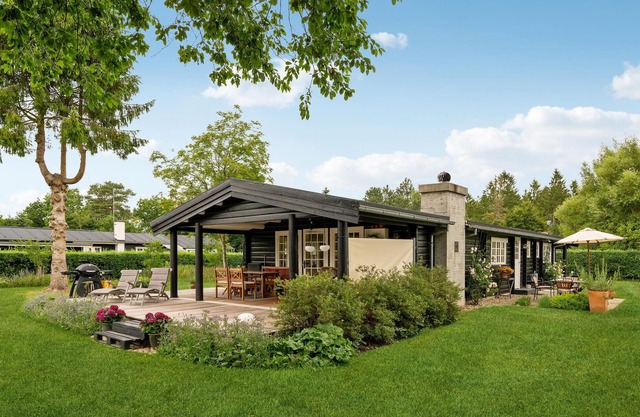 Pretty log house in idyllic location.
