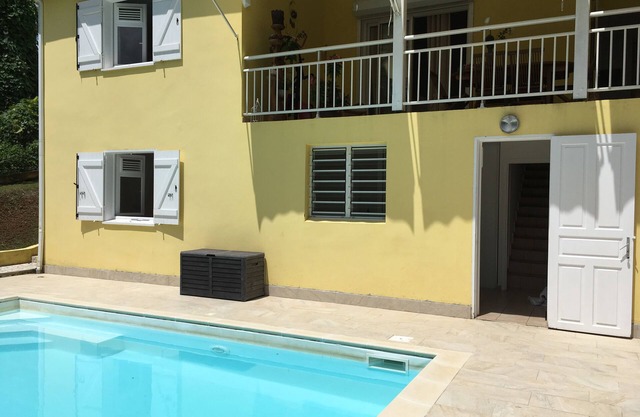Pretty low villa composed of a bedroom, a small living room and a bathroom