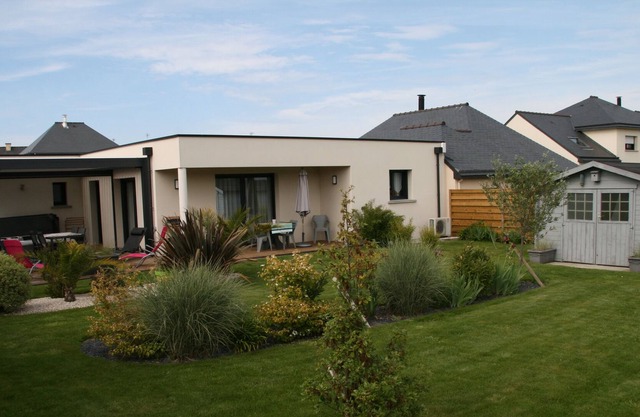 Pretty modern landscaped house with SPA in Beaussais sur Mer