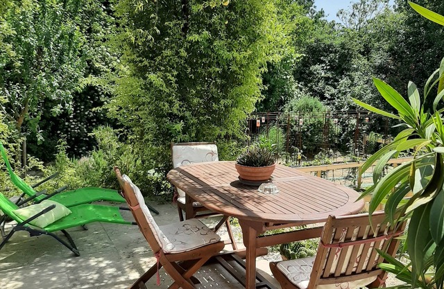 Pretty new studio in the countryside 2kms from the village. Quiet, facing vineyards