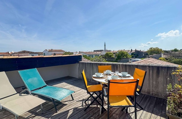 Pretty, quiet apartment with a view of the bell tower