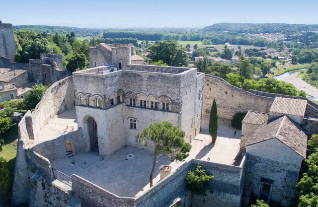 Pretty village house with private courtyard in Meysse, Ardèche.